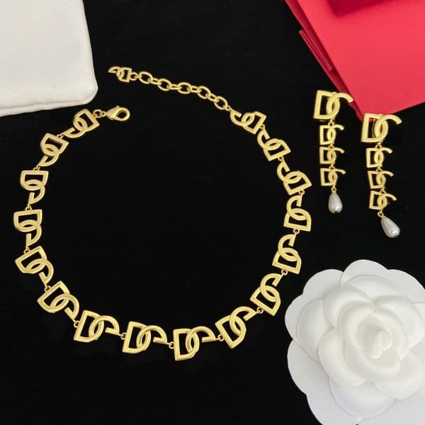 Pendant Necklaces Necklace Luxury Designer Brand Pendant Necklaces Chain 18K Gold Newklace For Wedding Jewerlry Gift AA