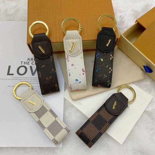 High Quality DRAGONNE Keychain Classic Exquisite Luxury Designer Car Keyring Zinc Alloy Letter Unisex Lanyard Gold Black Metal Small Jewelry Q260518