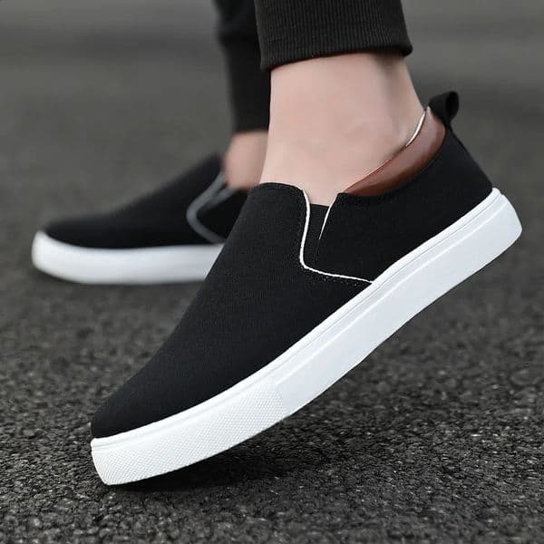 Mens red canvas casual shoes mens sports shoes lightweight and comfortable non slip vulcanized flat non leather shoes Zapatos Hombres 240930