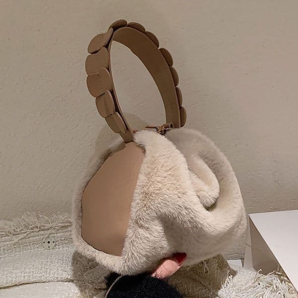 new model new fashionable high wrap end texture plush chain crossbody trend bag designed specifically for trend women leisure as a niche autumn and winter fur handbag