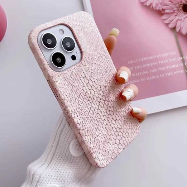 Designer Phone Case Luxury Serpentine Texture Leather Silicone Soft Phone Case Suitable for iPhone 11 12 13 14 15 16 Pro MAX Plus X XS XR 8 White Pink Cover M241008