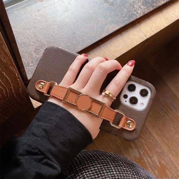 Wristband Designe r Pho ne C ase for Apple iP ho ne 17 16 Pro M ax 1 5 Pl us 1 4 13 12 1 1 XR XS 8 7 6 Lux ury PU Leath er Wrist Stra p Vel vet L ining Har