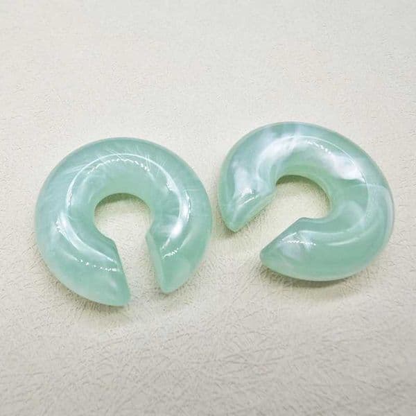 A pair of simple and smooth round earrings with jewelry C-shaped resin cuffs no perforations fake cardboard box clip on womens earrings W241017