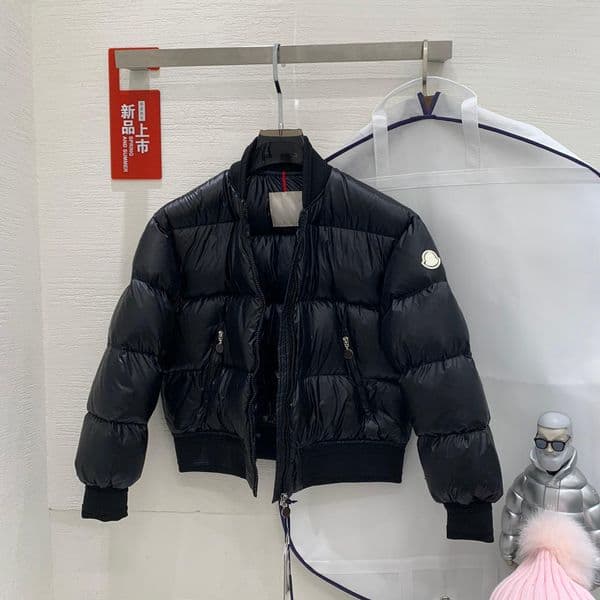 Designer Down Jacket Fashionable Baseball Coat Classic Short Style Bubble Sleeves Warm Down Jacket Thick Style Women Casual Retro Down Coat