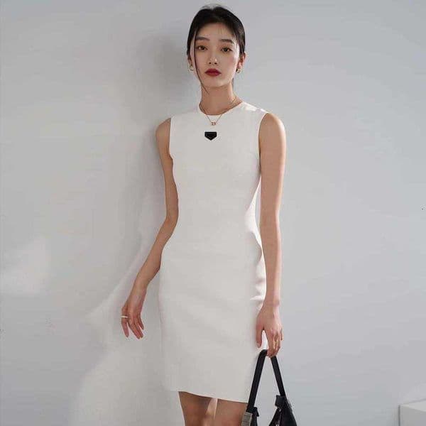 Designer dresses for women new summer style slim fit and slimming round neck sleeveless knitted dress for woman short skirt one step skirt