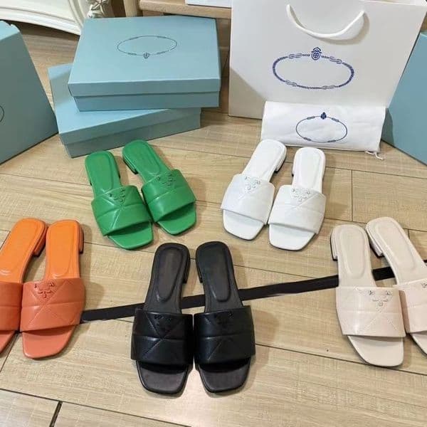 p Womens Leather Slippers Designer women Slides thong with Double Flip ps Slipper Metal Chain Fashion Summer Beach Bee slides Larger Size 35-42
