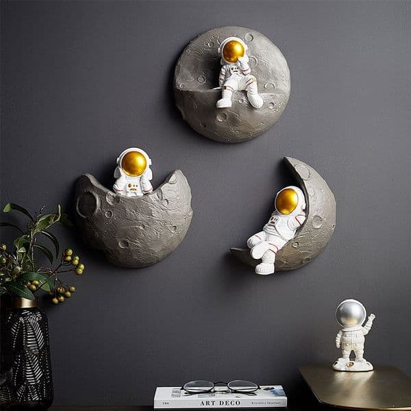 Novelty Items Nordic Wall Decoration Astronaut Resin Shelves Home Decor 3D Figurines For Living Room Bedroom Hanging Decor 230131