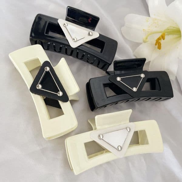 Fashion Designer Inverted Triangle Letter Clip Barrette Frosted Material Classic Style for Charm Women girls Hair Claw