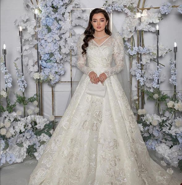 Luxurious Ball Gown Wedding Dresses V Neck Long Sleeves Sequins Appliques Lace Robe De Mariee Custom Made Lace-Up Back Sweep Train Bride