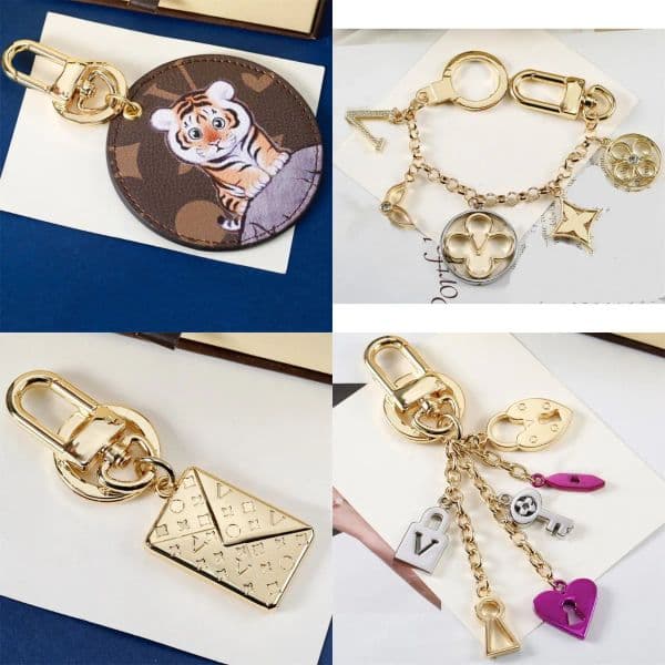 Womens Leather Round Keychains Designer Key Chains Men Couple Portachiavi Carabiner Lover Car Keychain Bags Pendant Keyrings Buckle Rings