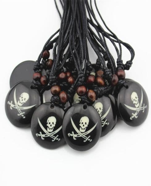 Fashion Whole lot 12pcsLOT Cool Boy Men039s Handmade Round Dog Pirate Skull Charm Pendants Necklace Halloween Gift MN3
