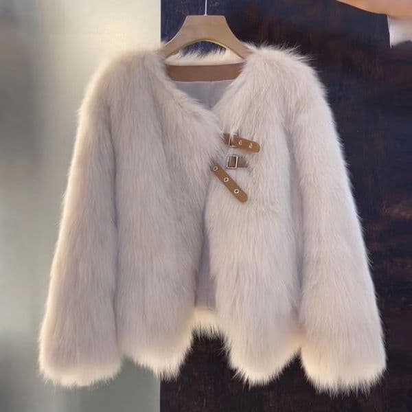Designer's aloof high-end and environmentally friendly fur top for women, 2023 winter new fur integrated small fragrant coat for women