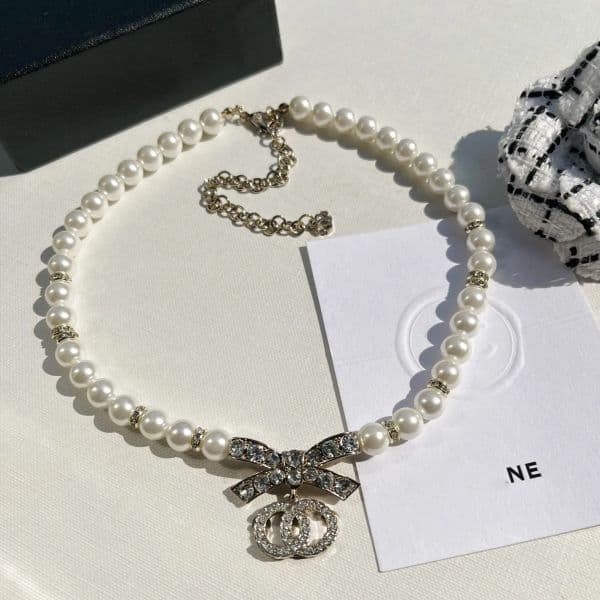 Pendant Necklaces Designer Necklace for Women Pearl Pendants Bone Chains Fashionable Necklaces Holiday Gifts