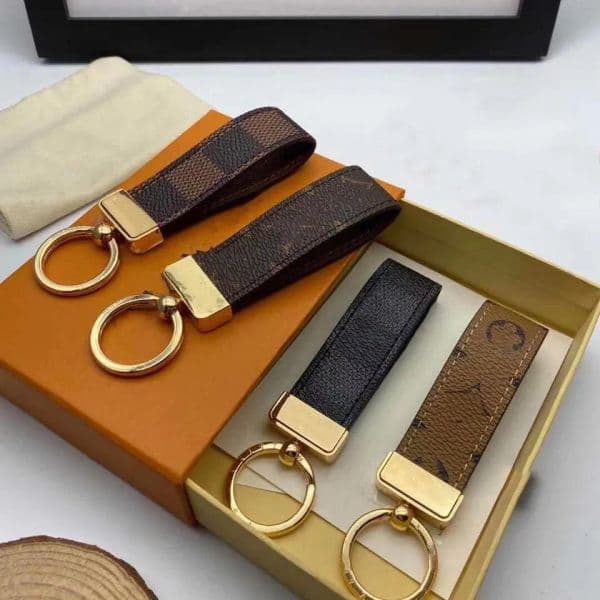 2023 DRAGONNE KEY HOLDER Accessories Designer Floral Canvas Keychain Car Key Chain Ring Charm Pochette Accessoires Name Tag Stamping Stamp louiselies vittonlies