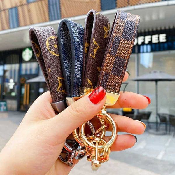 Key Rings 2021 Luxury Men'S Waist Buckle Leather Presbyopia Keychain Pendant Car Key Chain Ring Fashion Couple Creative Gift H1011 J230706