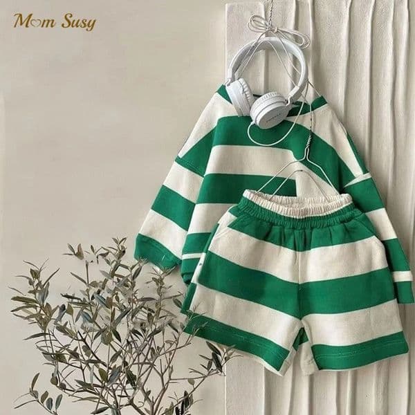 Clothing Sets Baby girls and boys cotton striped clothing set with hoodies and shorts 2 pieces baby and toddler track and field clothing Spring and Autumn 230406