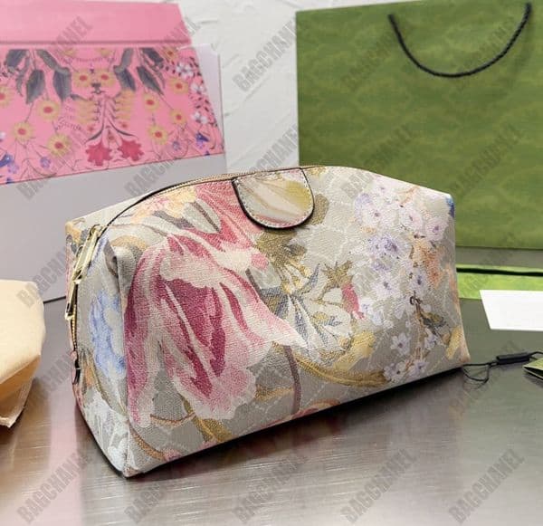 Designer Clutch Bags Womens wash bag Classic double letter retro Cosmetic Bag Top grade lady handbag Large capacity essential for going out