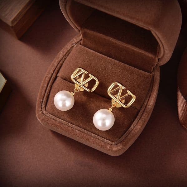 Fashion Designer Letter V Earrings pearl Stud Earing Women Tassel Love Internet Celebrity V Earring Female Luxury Jewelry Orecchini trsa Q260508