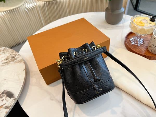 Shoulder Bags Designer Mini Bucket Bag NANO NOE Leather Shoulder Crossbody Bags Retro Handbags Luxurys Small Women Purse Wallet Embossing AA