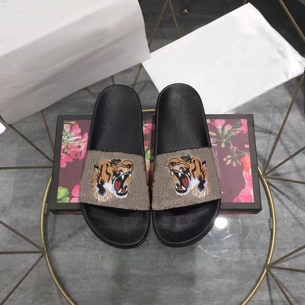 New fashion slippers Luxury designer sandals Flat rubber beach shoes Outdoor anti-skid indoor letters Rubber word jelly men and women lovers