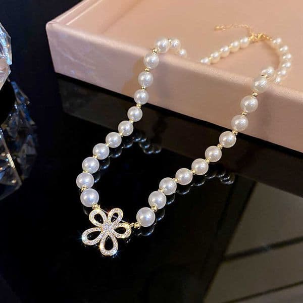 Designer Gold Plated Flower Pendant Pearl Choker Necklace Elegant Jewelry for Women