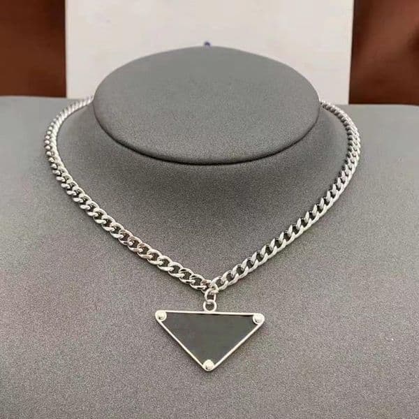 2022 Womens Mens Luxury Designer Necklace Chain Fashion Jewelry Black White P Triangle Pendant Design Party Silver Hip Hop Punk Men Necklaces Statement Jewellery