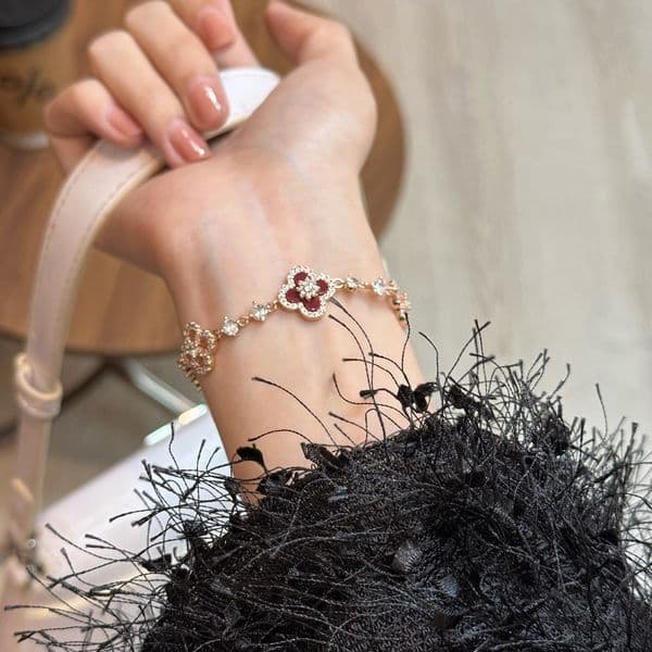 Light Fashionable Elegant High-end Four-leaf Flower Bracelet Daily Versatile Commuting Personalized Design Jewelry