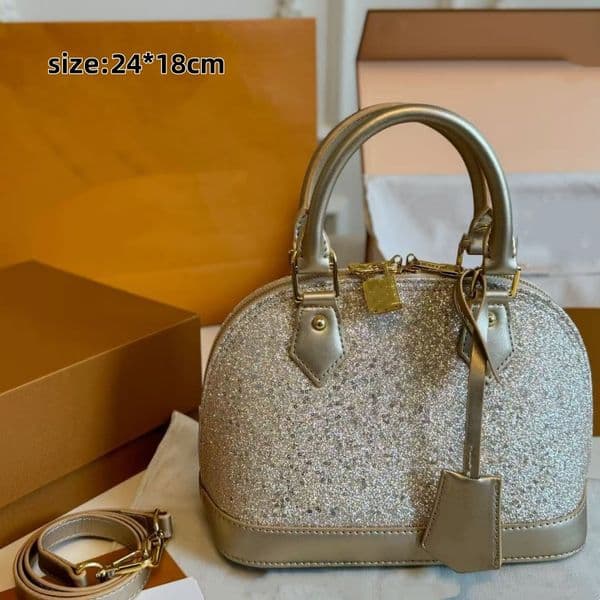 New Fashionable High Quality Makeup Bag Light Luxury High Quality Shell Handbag Classic and Unique Star Simple Crossbody Commuter Bag