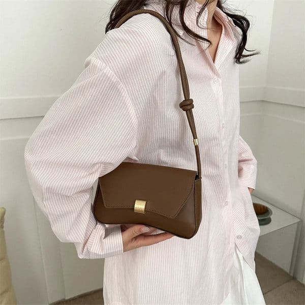 Simple Metal Buckle Handbag MessengerBag Stylish and Versatile Shoulder Underarm Bag Chic Baguette Bags for Women Daily Use 250901BJ