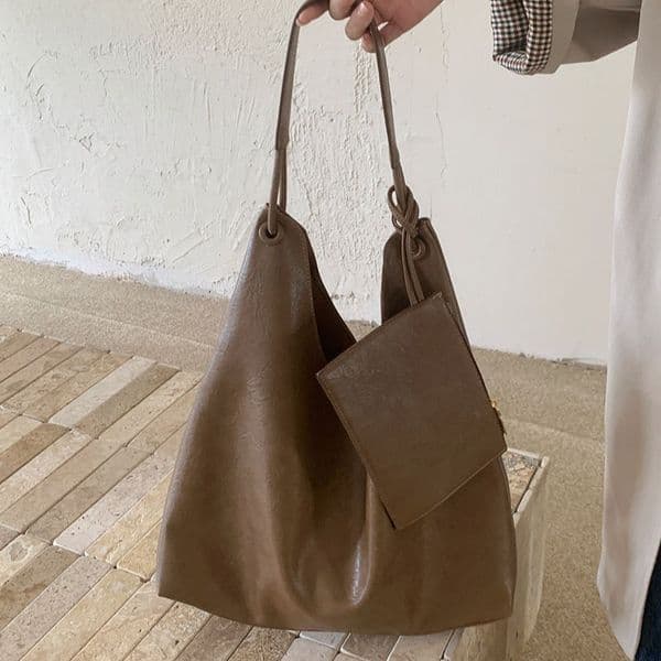 Fashionable Niche Canvas Totes for Everyday Carry: Roomy & Practical
