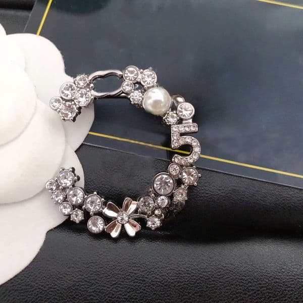 Elegant Gold Plated Brand Designer Letters Brooch Fashion Famous Women Alloy Letter Pearl Crystal Rhinestone Suit Pin Jewelry Accessories thumbnail 2