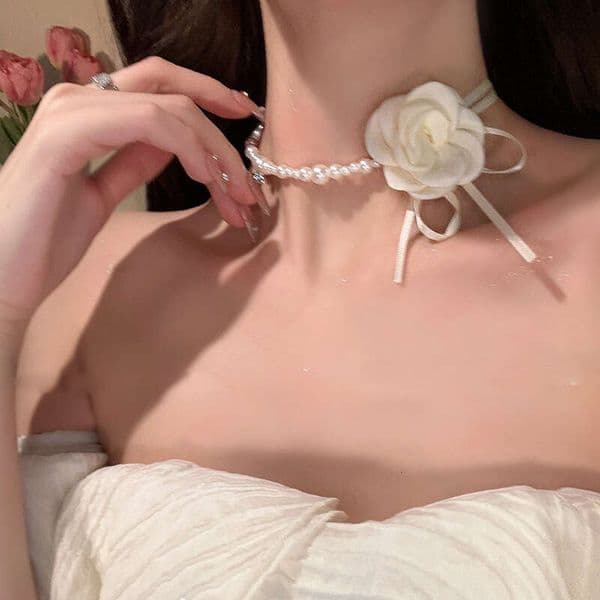 DHCollections Camellia Pearl Necklace for Women Clavicle Chain Spliced Light Niche Style Flower Choker High-end Accessory