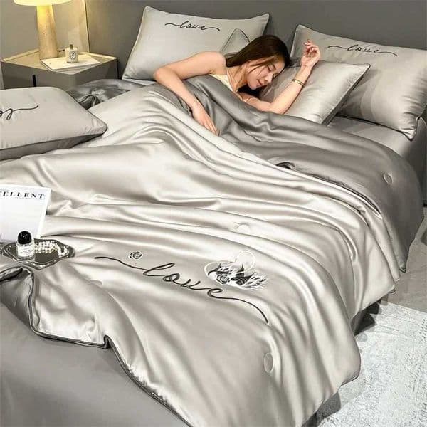 Grade A Washable Ice Silk Summer Quilt Set or 1 Pcs Quilt Skinfriendly Air Conditioning Embroidered Comforter Summer Blanket X250912