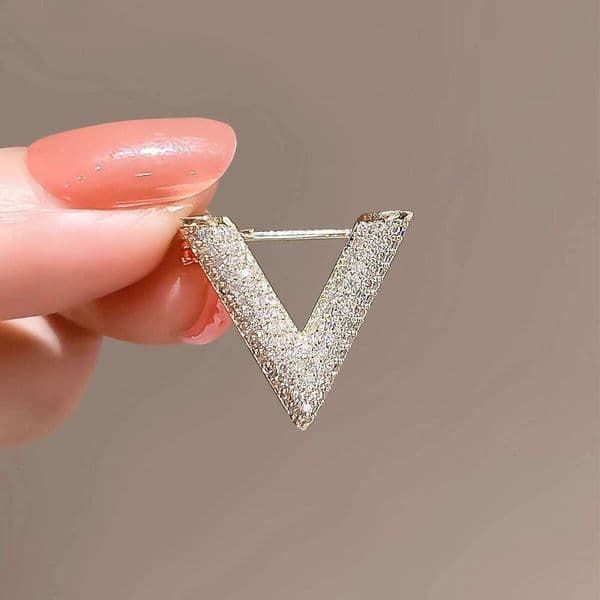 Japanese and Korean V-shaped Small Brooch for Women, Summer Anti-Exposure Buckle, Fixed Clothes, Exquisite Brooch, Personalized Pin, Couple Accessories