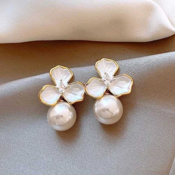 Korea New Fashion Imitation Pearl Metal Dripping Oil Three Leaf Flowers Earrings For Women Trendy Earring Jewelry Party GiftXJ250915