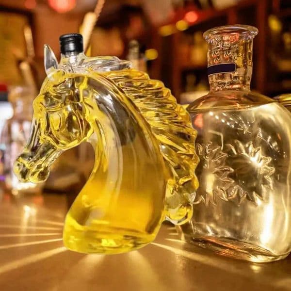 Whiskey Bottle Engraved Horse Head Shape Glass Decanter for Whiskey Bourbon Brandy Unique Liquor Bottle Gift for Whiskey Lovers Z250919