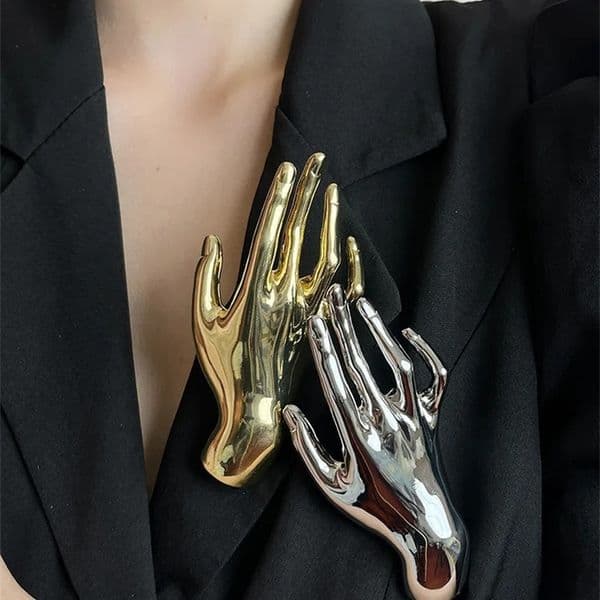 2026 New Smooth Metal Large Hand Shaped Pin Brooch Suitable For Mens And Womens Jewelry Accessories 241116 Designer