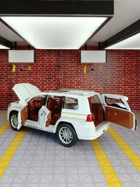 124 SUV alloy car model ornaments collection doors and hood trunk can open the boys acoustooptic toy gifts Z250923