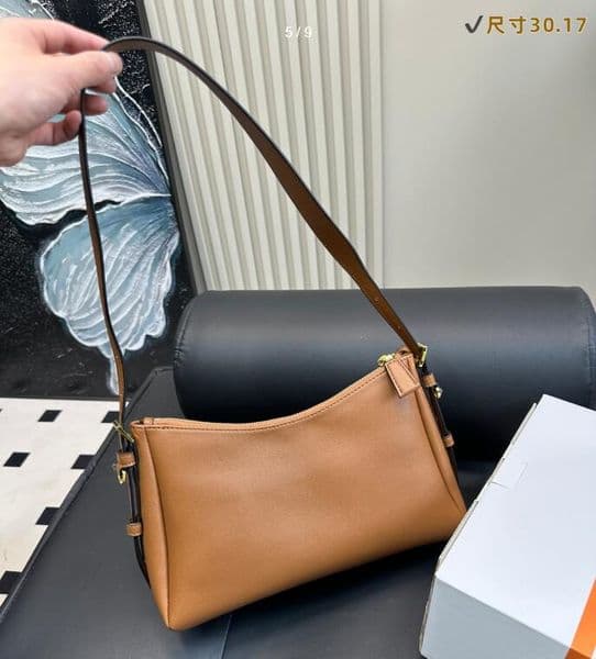 ZOJ926 Hot tote bag 2026 Women's Spring Retro and Stylish Motorcycle Armpit Bag Trendy Versatile Commuting Shoulder Bag for Women