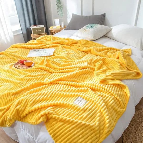 Pattern hugging blanket is suitable for sofas bedding soft and Hshaped sportswear blankets throwing 240913
