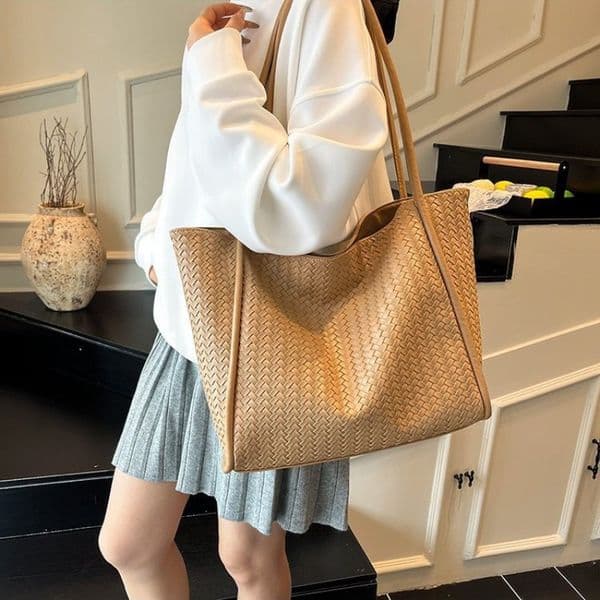 Elegant Vintage-Look Commuting Tote Bag Perfect Companion for Everyday Activities