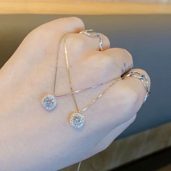 S Pure Sier Small Square Dia-Encrusted Necklace for Women, Light Fashion Exquisite Clavicle Chain, Niche Design with a Sense of Sophistication