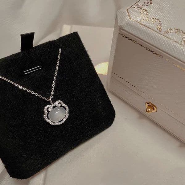 Copper Autumn Summer Hot Sale White Chalcedony Peace Lock Necklace for Women, Niche Light High-End Versatile Collarbone Chain