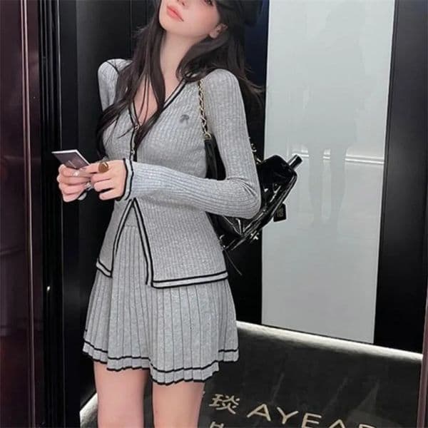 SpringAutumn Knit Set Womens Academy Style Single Chest V-Neck Open Front Top and Mini Pleated Tight Top Sexy Girls 2-Piece Set 240517bj