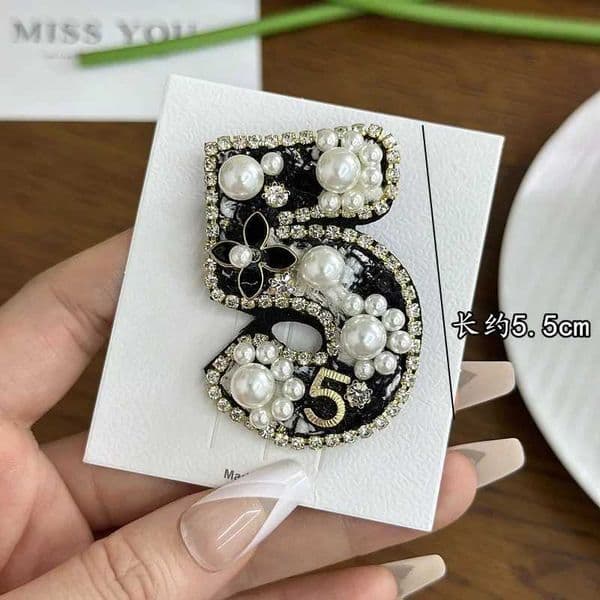 Fashion Korean Fashion Flower Brooches for Women Rhinestone Pearl Number 5 Corsage Luxulry Wedding Pearty Brooch Jewelry Accessories Y250930