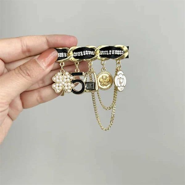 Fashion luxury designer jewelry Chain brooches pearl pin coat accessories brooches for womens clothing free shipping wer Y250930 L260529