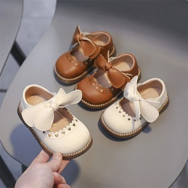 Retro style baby girl leather shoes childrens love bow princess shoes soft sole non slip lightweight baby and toddler shoes 240704bj