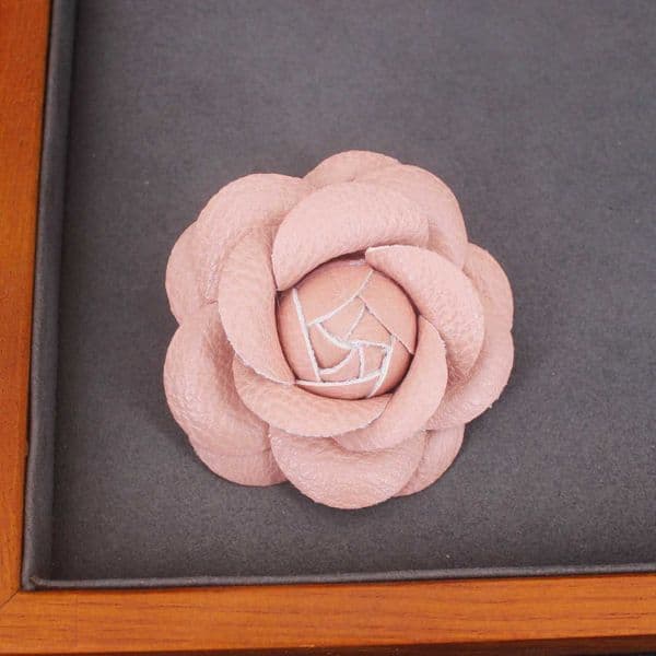 Fashion Luxury Brand Imitated Leather Camellia Fabric Flower Pin Brooch HandMade Black White Flower White Flower Rose Brooch Pin Gifts awe Y250930