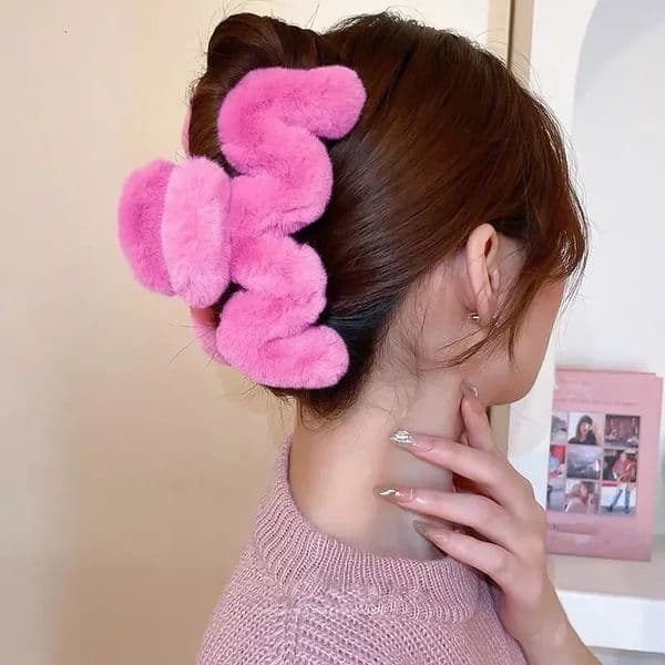 Solid color plush M-shaped womens hair clip fashionable sweet and romantic banquet casual shark clip womens headwear 250102