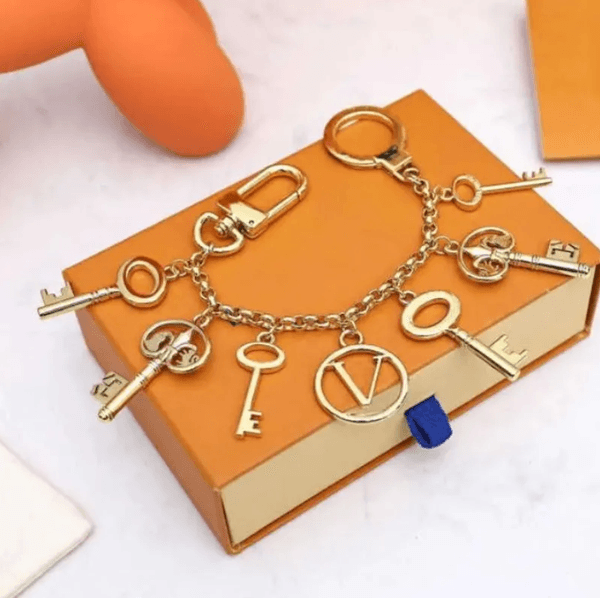 Luxurys designer keychain women V Letter designers keychain wallet top Car Key Chain Buckle jewelry flower lock KeyrKeychains Lanyards box J2603309ZKH